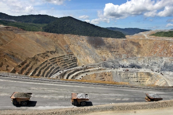 Suku Berco Ancam Bakar Alat Pengebor PT Newmont