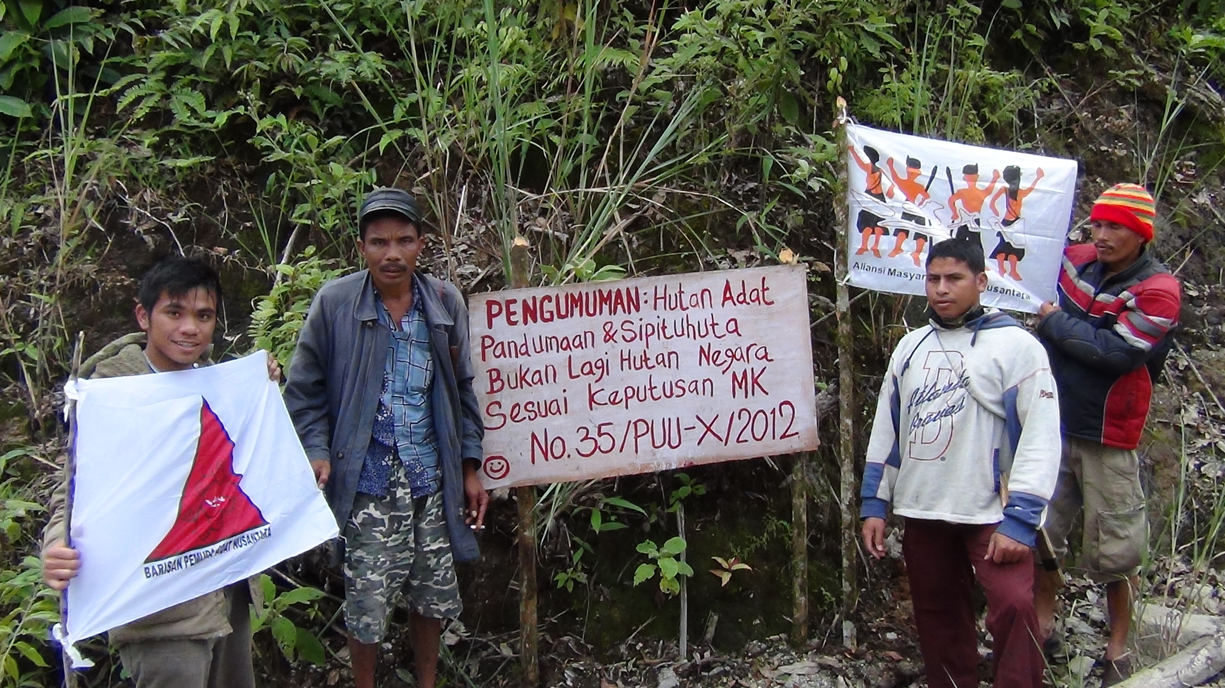 Pemasangan Plang Hutan Adat Sipituhuta 