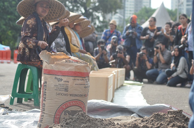 Tagih Janji Jokowi, Kartini Pegunungan Kendeng Mengecor Kaki Depan Istana Negara