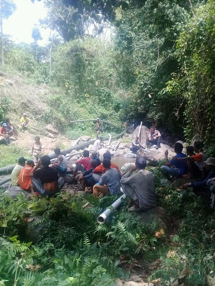 Masyarakat Desa Semokan Gotong Royong Perbaiki Pipa Air Paska Gempa